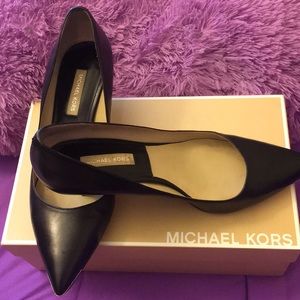 Michael Kors Leather Kitten heel size 9 w/box
